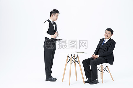 專(zhuān)業(yè)服務(wù)提升品酒體驗(yàn) 服務(wù)與攝影的雙重藝術(shù)